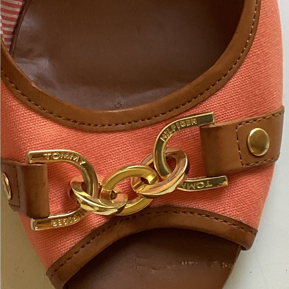 🪸 Tommy Hilfiger CORAL  Peep Toe GOLD CHAIN Canvas WEDGE  Sz 8.5 NWT - Picture 7 of 16